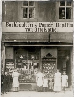Wittenberg, shop, sale, bookbinding, paper shop, paper goods, Otto Kothe, family in front of a