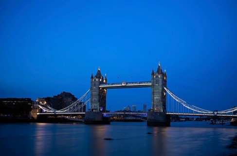 Thames, Tower Bridge, illuminated, behind Canary Wharf, dusk, blue hour, London, England, Great