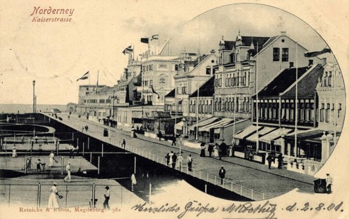 The picture shows a historic moment on the island of Norderney, specifically Kaiserstraße around