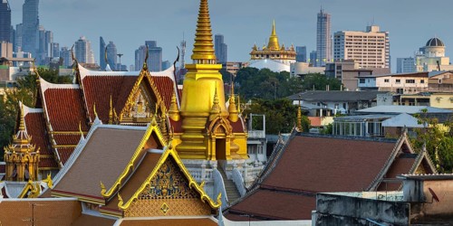 Wat Tri Thotsathep Worawihan with the Chedi glowing in the evening sun, Golden Mount behind it and