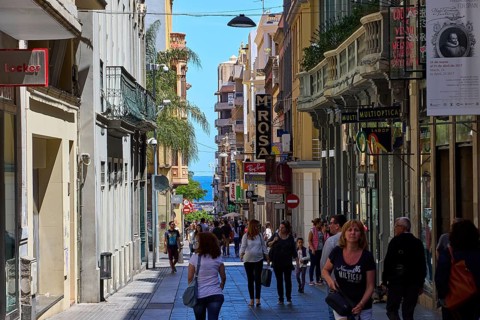 Busy shopping street with people in sunny weather, Capital, Santa Cruz de Tenerife, Santa Cruz,