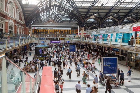 Crowded concourse busy with passengers, Liverpool Street railway station, London, England, UK