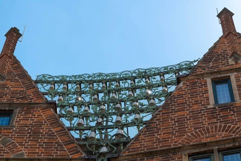 Glockenspielhaus, the glockenspiel sounds three times a day in the historic Böttcherstraße, old