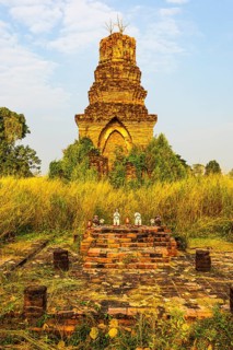 Abandoned temple ruins of Wat Chedi Chet Yot, near Kamphaeng Phet, Kamphaeng Phet Province,
