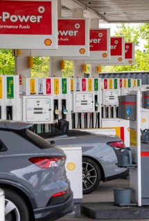 Large gas station, Shell, with many gas pumps, at Düsseldorf airport, symbolic picture, North