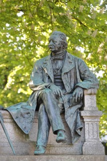 Memorial to writer Theodor Fontane von Wiese Max 1908, bronze sculpture, life-size, Fontaneplatz,