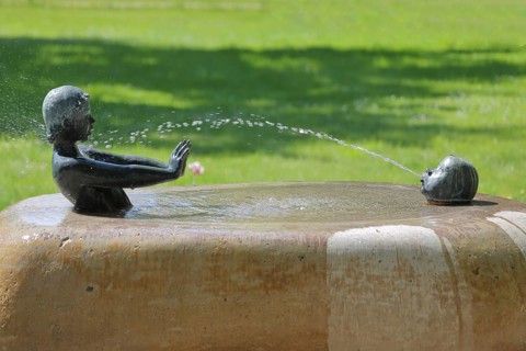 Fountain with sculpture by Günter Kaden 2001, child with outstretched arms to stop a stream of