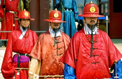 Soldiers, guards, traditional garments, changing of guard in front of Gyeongbokgung Palace in