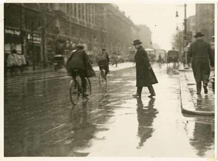 Berlin, Mitte, Leipziger Straße, snapshot, street scene, traffic, man in a coat crossing a city