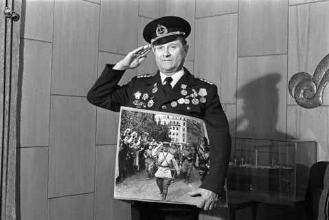 Liberation of Belgrade, Dmitri Kudaszow led the Red Army troops through the city to the applause of
