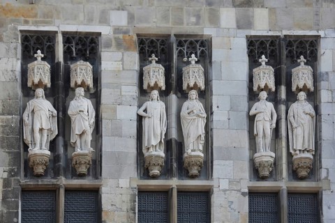 Six king statues on the north side of the town hall, figure decorations, stone sculptures,