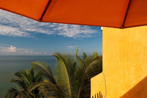 Parasol, palm trees, sea, Hotel Fort Terekol, Goa, Terekol, Goa, South India, India