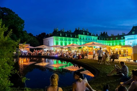 On a long promenade on the Elnhang between Loschwitz and Pillnitz, a big festival is celebrated