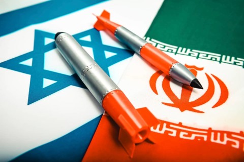 Rockets flying the flags of Israel and Iran, Israel-Iran war +++ editorial use only