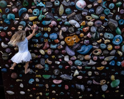 Girl, 4 years, blonde, climbing on climbing wall, bouldering, bouldering wall, Stuttgart,