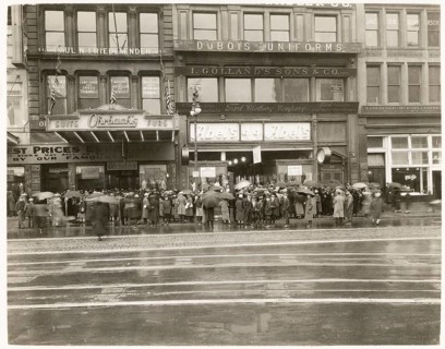 New York, 44 East 14th Street, Manhattan, Soho, USA, rain, people in front of shops with umbrellas