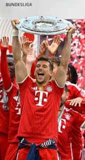 Leon Goretzka FC Bayern Munich FCB (08) Meisterschale, trophy, trophy, championship celebration