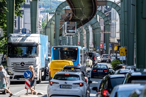 City traffic, in Wuppertal-Vohwinkel, Kaiserstraße, the Wuppertal suspension railway runs above