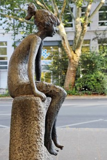 Girl sculpture on the wall by Clemens Pasch 1979 Modern art, bronze sculpture, life-size, child