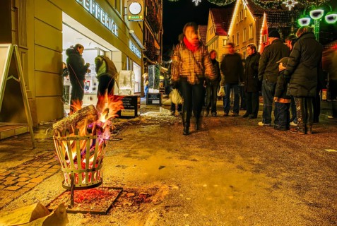 Firebaskets and passers-by set the scene during the long shopping night in the city center of