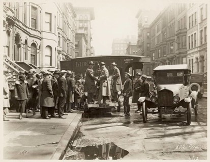New York, film, filming Wild, Wild Susan, Eddie Sutherland, Manhattan, USA, Extras, Showers, People