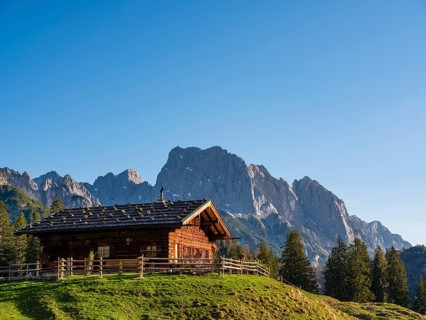 Hut on the Litzlalm, behind Mühlsturzhörner the horse-rider Alm, Berchtesgaden National Park,