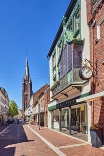 Pedestrian zone, general architecture, residential and commercial buildings, historic houses, bay