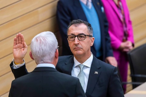 I swear ... The new Minister President is sworn in by State Parliament President Thomas Strobl. Cem