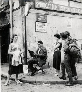 Paris, Montmartre, Rue Norvins, beautiful woman, onlookers, curiosity, street artist paints a