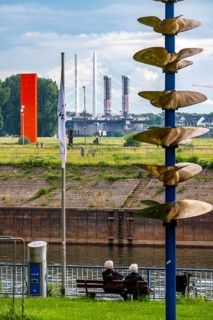 Promenade at the port of Duisburg-Ruhrort, Vincke Canal, Inland-Hafen-Tor sculpture by Günter
