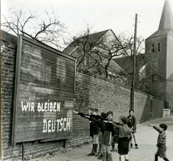 Hinterpommern, we remain German, slogan, 1946 post-war period, children point at a wall with