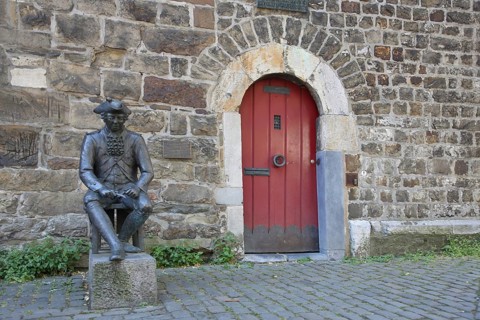 Penn Soldier sculpture by Klaus Gehlen 2007, historic soldier in uniform on red wooden door with
