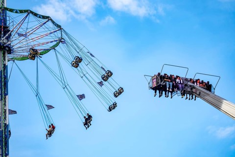 Rheinkirmes in den Rheinwiesen in Düsseldorf-Oberkassel, Hoch chairoplane Bayern Tower, 90 meters