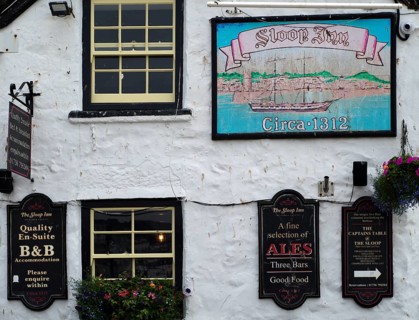 Sign, façade of the Sloop Inn, one of Cornwall's oldest inns, St Ives, Cornwall, England, Great