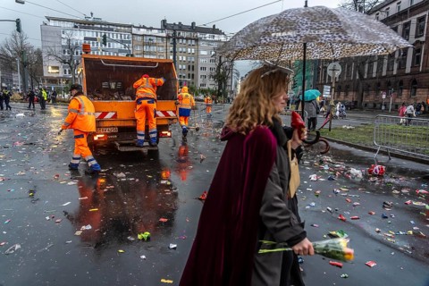 Sweep on Rose Monday in Düsseldorf, the municipal utilities clean up after the train, confetti,