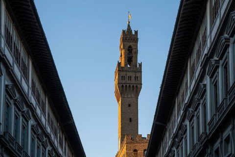 Uffizi wing, Italian Galleria degli Uffizi, art museum, behind the tower of the Palazzo Vecchio in