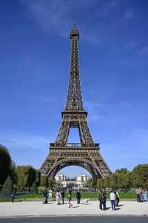 Tourists in front of the Eiffel Tower, Champ de Mars, Paris, Île-de-France region, France