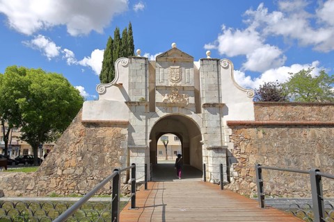 City gate with archway, Puerta del Pilar, Parque Ronda del Pila, Badajoz, Extremadura, Spain