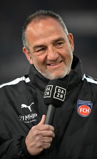 Coach Coach Frank Schmidt 1. FC Heidenheim 1846 FCH Portrait in interview Microphone Micro Logo
