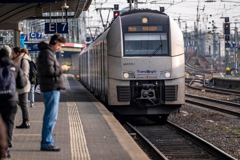 Passengers on the platform, regional train at Cologne-Messe/Deutz station, 2nd largest train