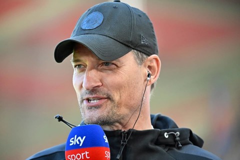 Coach coach Alexander Blessin FC St. Pauli portrait in interview microphone micro logo SKY soccer