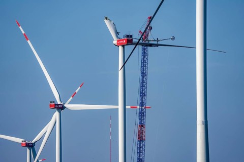 Dismantling a defective wind turbine, dismantling the two intact wings with a large crane, bent