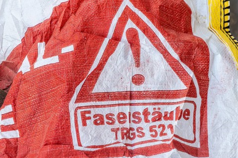 Packaging for hazardous building materials. Content can release carcinogenic fibers. Karlsruhe,