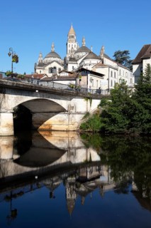 Pont de Barris bridge over the Isle River, Saint-Front Cathedral in the back, Périgueux, Dordogne