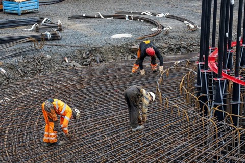 Assembly of reinforcing steel for the reinforced concrete foundation of a wind turbine, a mesh of