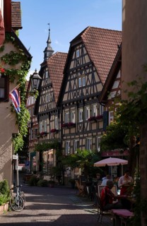 People in restaurants, cafés, Entengasse, half-timbered houses, old town, Besigheim an der Enz,