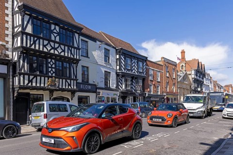 Timber-frame houses, cars, High Street, Tewkesbury, Gloucestershire, England, Great Britain
