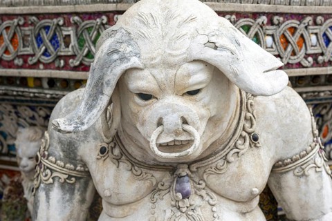 Decorative elements with pop culture references (for example comics, superheroes) in the stucco and