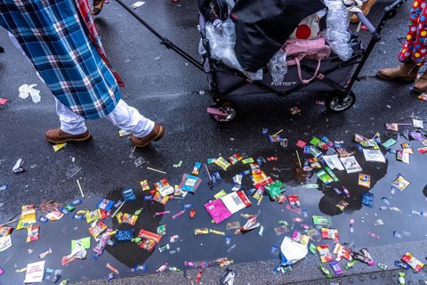 Rose Monday procession in Düsseldorf, remains of camels, confetti, various carnival trash, stuck on