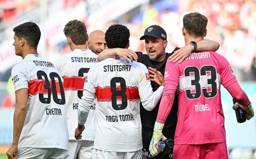 Coach Sebastian Hoeneß VfB Stuttgart hugs and cheers with goalkeeper Alexander Nübel VfB Stuttgart